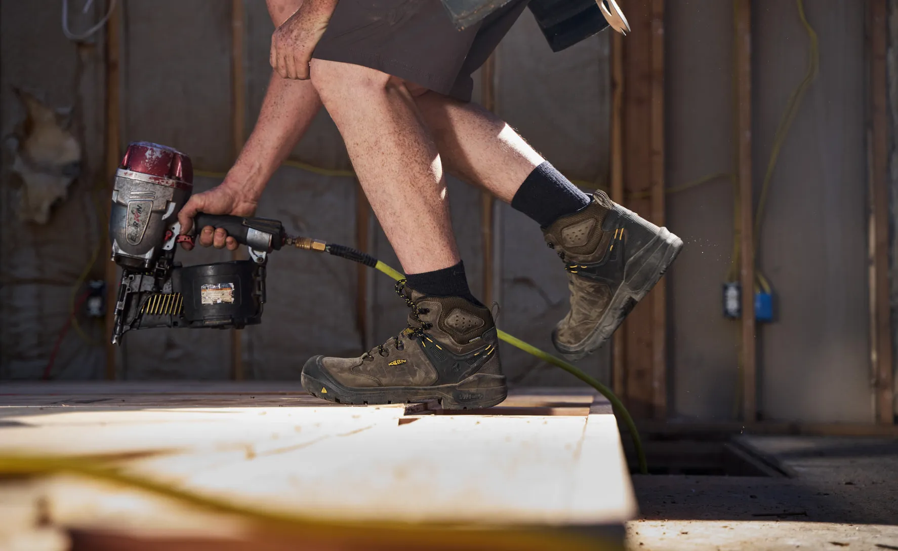 Men's Dover 6" Waterproof (Carbon Toe)  |  Dark Earth/Black KEEN