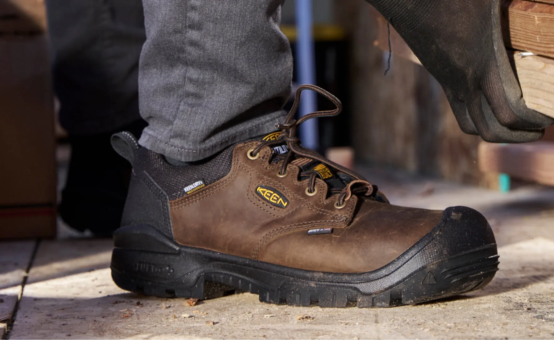 Men's Independence Oxford Waterproof Shoe (Carbon Toe)  |  Dark Earth/Black KEEN